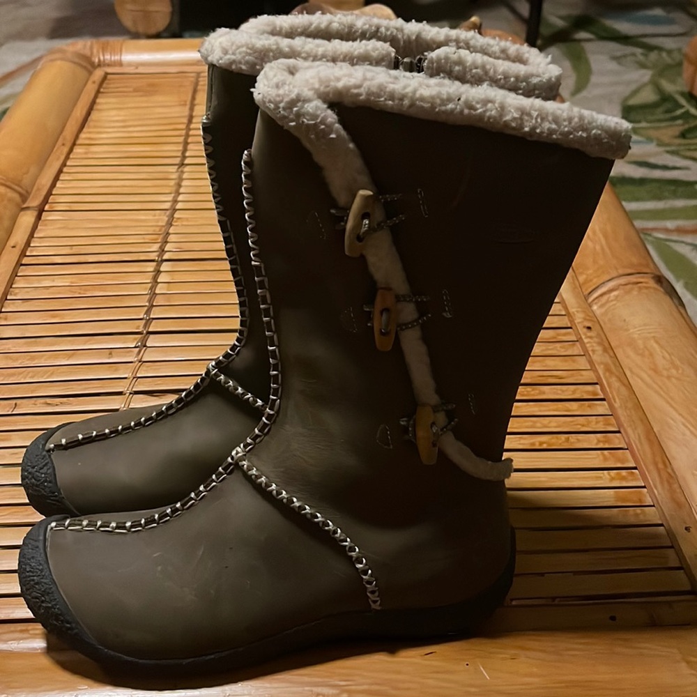 Like new Keen winter boots leather size 10
